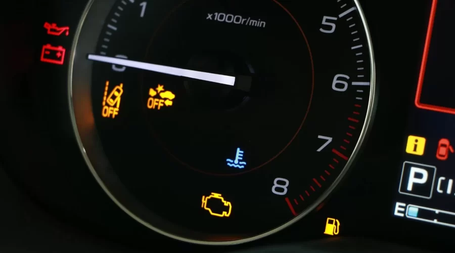 Comprendre les voyants lumineux du tableau de bord : Signification, gestes à adopter et exemples de pannes